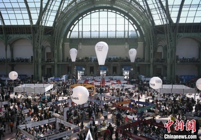 當?shù)貢r間4月11日，2025年巴黎圖書節(jié)在巴黎大皇宮揭幕。圖為巴黎大皇宮的圖書節(jié)現(xiàn)場。中新社記者 李洋 攝