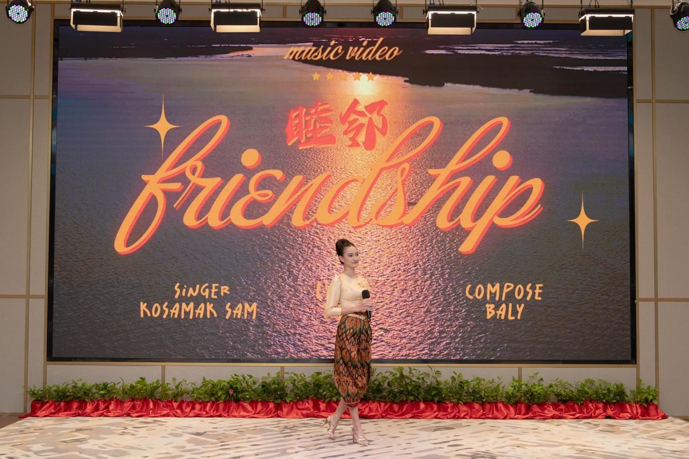 柬埔寨歌手珂撒瑪演唱紀錄片《睦鄰·柬埔寨》主題曲。柬埔寨數(shù)字電視有限公司供圖