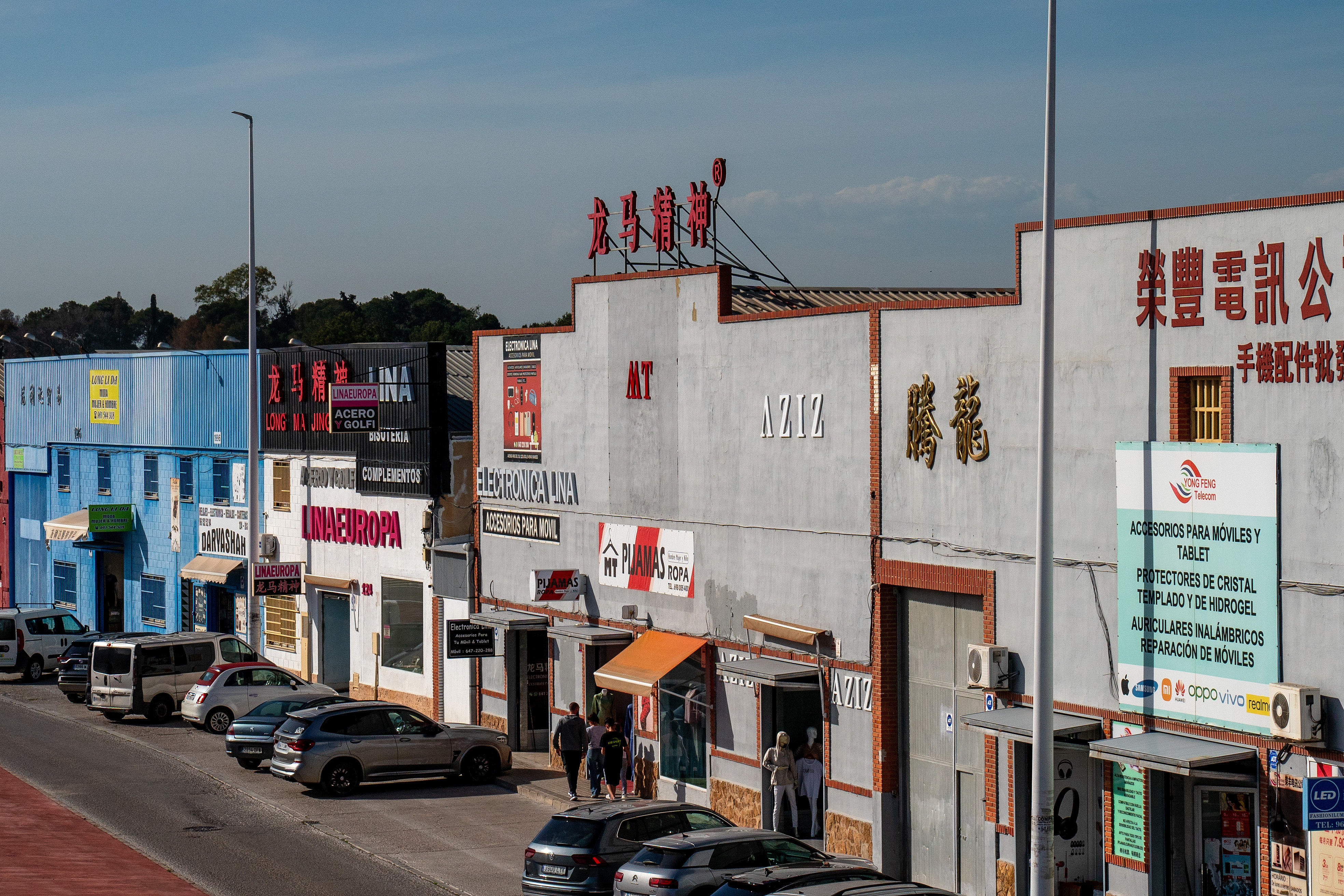 當?shù)貢r間2025年4月10日，西班牙瓦倫西亞國際機場附近的中資批發(fā)零售商店。