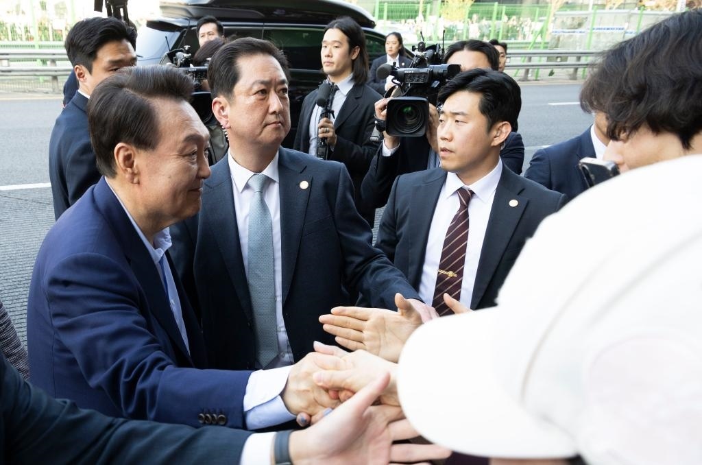 4月11日，韓國前總統(tǒng)尹錫悅（左一）在離開首爾漢南洞官邸時(shí)與支持者握手。新華社發(fā)（全休相攝）