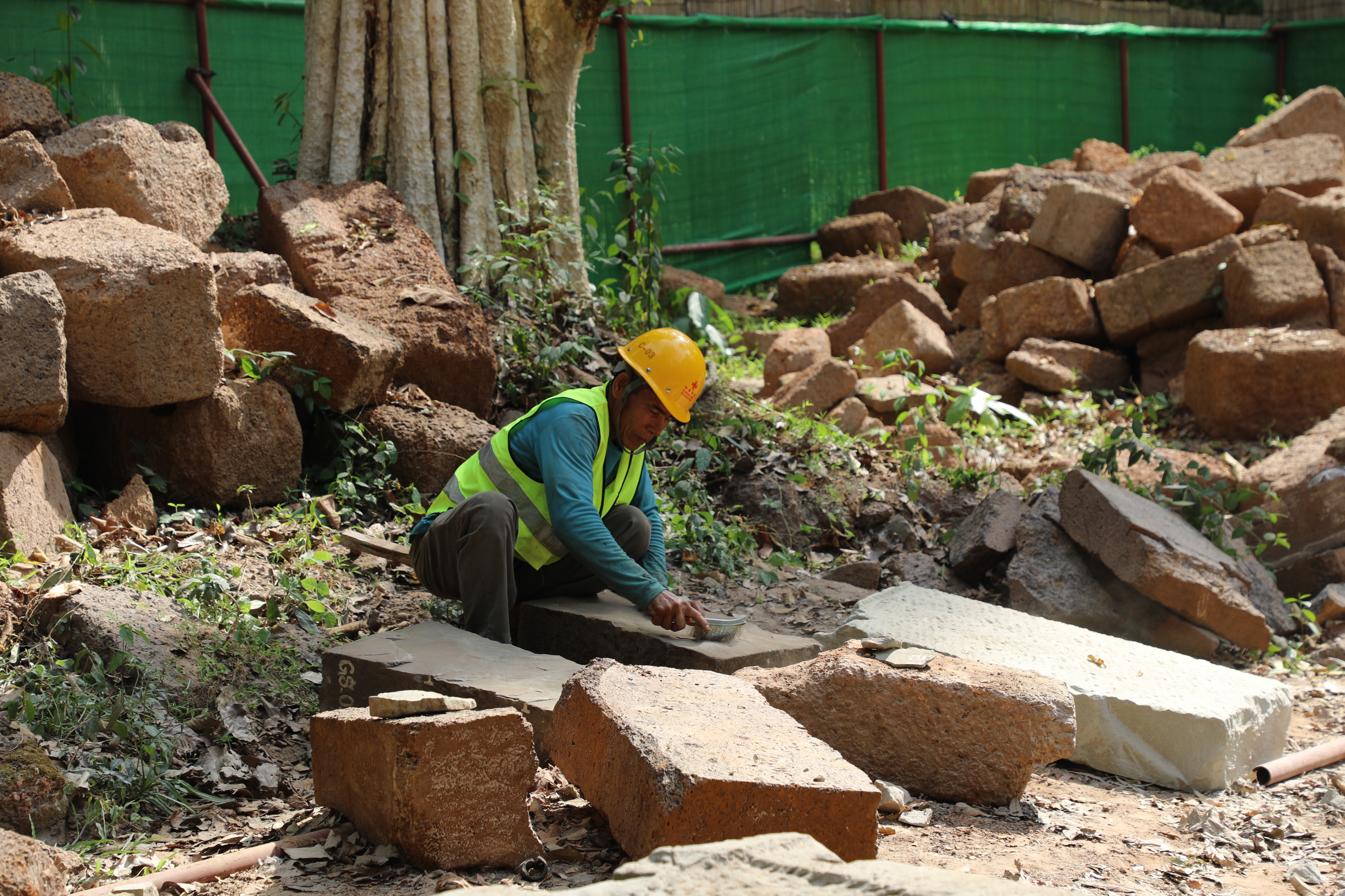 一名柬埔寨工人正在王宮遺址修復(fù)現(xiàn)場工作。（人民日報記者曹師韻 攝）
