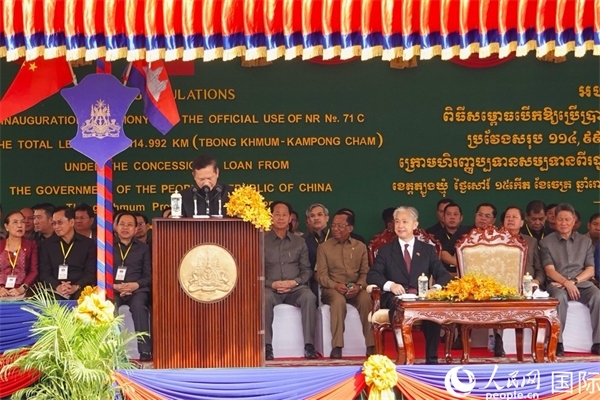 柬埔寨首相洪瑪奈在剪彩儀式上致辭。人民網(wǎng)記者 程是頡攝