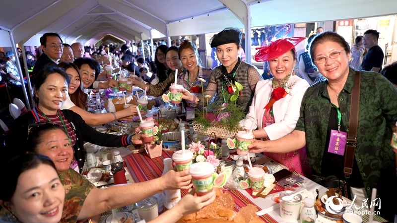 海外華僑在活動現(xiàn)場品嘗“家鄉(xiāng)味”。人民網(wǎng)記者 符武平攝