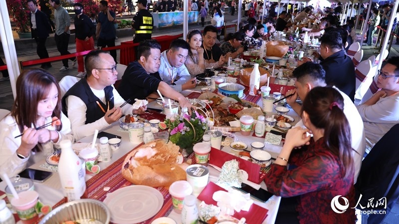 消博會嘉賓沉浸享用長桌宴。人民網(wǎng)記者 符武平攝