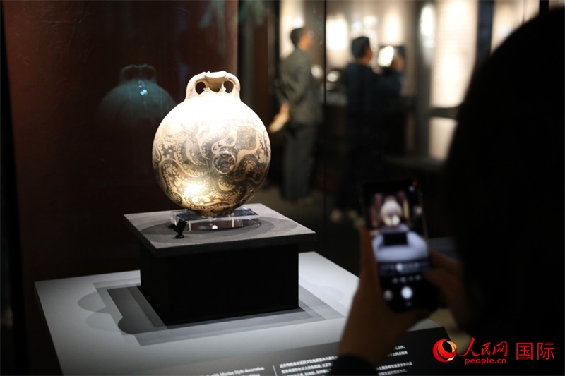 參觀者在拍攝。4月14日，來自希臘伊拉克利翁考古博物館的文物在故宮博物院展出。（人民網(wǎng) 張澤宇攝）