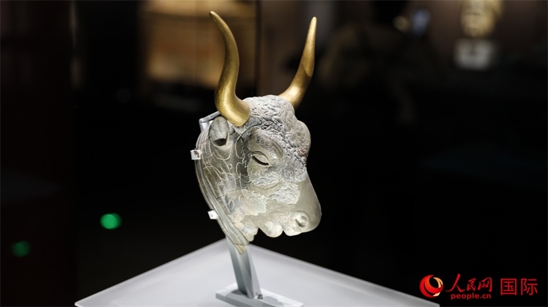 公牛頭型綠泥石來通杯。4月14日，來自希臘伊拉克利翁考古博物館的文物在故宮博物院展出。（人民網(wǎng) 張澤宇攝）