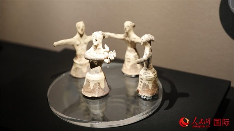 舞蹈者與音樂家雕塑群像。4月14日，來自希臘伊拉克利翁考古博物館的文物在故宮博物院展出。（人民網(wǎng) 張澤宇攝）