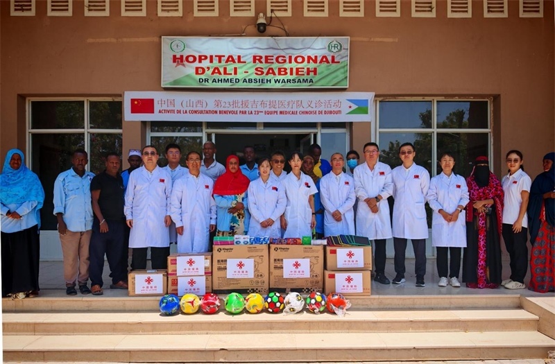 中國（山西）第23批援吉布提醫(yī)療隊在當(dāng)?shù)亻_展義診，并捐贈一批急需藥品。中國（山西）第23批援吉布提醫(yī)療隊供圖