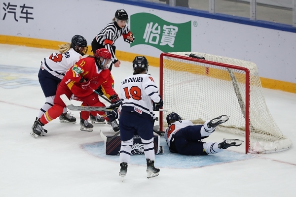 中國隊球員曲樂(左二)破門得分。圖片來源：中國冰球協(xié)會 此役中國隊首發(fā)陣容是詹佳慧、于柏巍、孔明會、趙啟男、曲樂、方新。比賽進行至2分43秒，荷蘭隊率先取得進球，1:0領(lǐng)先。失球后的中國隊打得更加積極主動，多次獲得射門機會，但可惜沒有破門得分。 第二節(jié)39分34秒，中國隊曲樂在王佳欣和孔明會的助攻下破門，將比分扳平，這也是中國隊在本屆賽事中取得的首個進球。 末節(jié)43分42秒，荷蘭隊球員勾人犯規(guī)，被判罰任意球。中國隊張夢瑩執(zhí)行并打進，2:1反超比分。最后階段，荷蘭隊撤下守門員，場上6人進攻但未能進球。最終，中國隊以2:1逆轉(zhuǎn)戰(zhàn)勝對手，取得本屆世錦賽首場勝利。 在昨日進行的另外兩場比賽中，奧地利隊3:2力克斯洛伐克隊，法國隊2:1戰(zhàn)勝丹麥隊。三輪比賽過后，奧地利隊三戰(zhàn)全勝領(lǐng)跑積分榜，斯洛伐克隊和法國隊2勝1負分列二、三位，丹麥隊和中國隊1勝2負排在四至五位，荷蘭隊三戰(zhàn)皆負積分墊底。