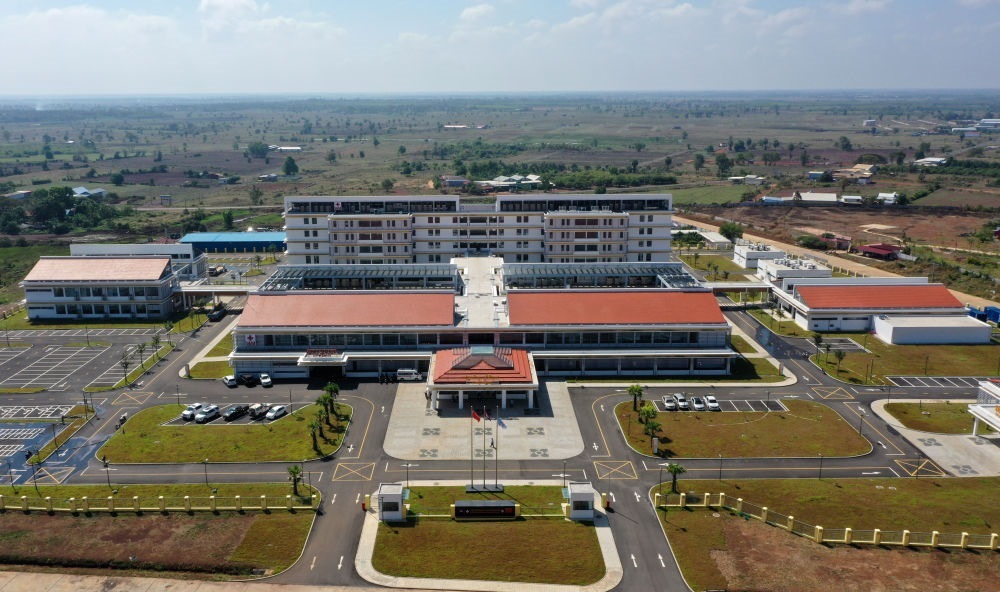2022年2月17日在柬埔寨特本克蒙省新區(qū)拍攝的中國援柬埔寨特本克蒙省醫(yī)院。