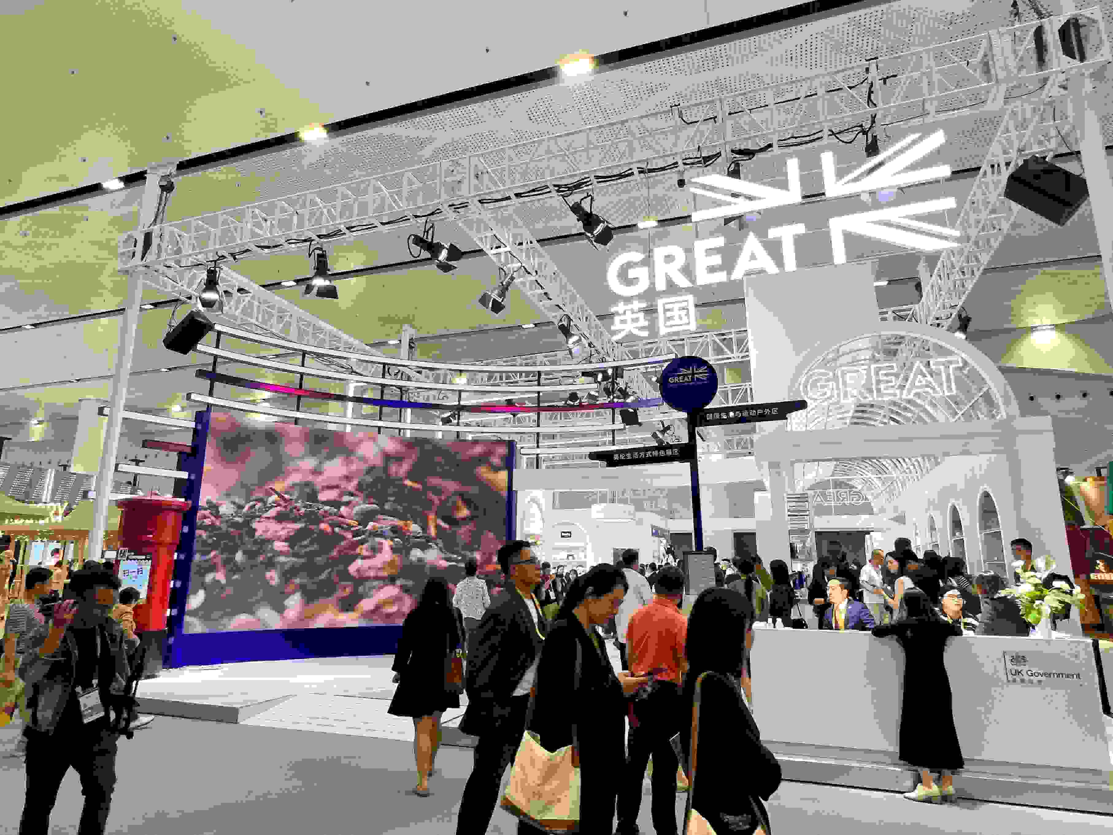 在消博會(huì)上，主賓國(guó)英國(guó)國(guó)家館開館。人民網(wǎng)記者 趙瞳攝