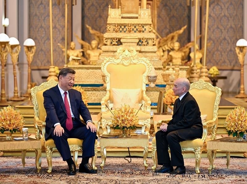 4月17日，柬埔寨國(guó)王西哈莫尼同習(xí)近平主席在金邊王宮舉行會(huì)見(jiàn)。