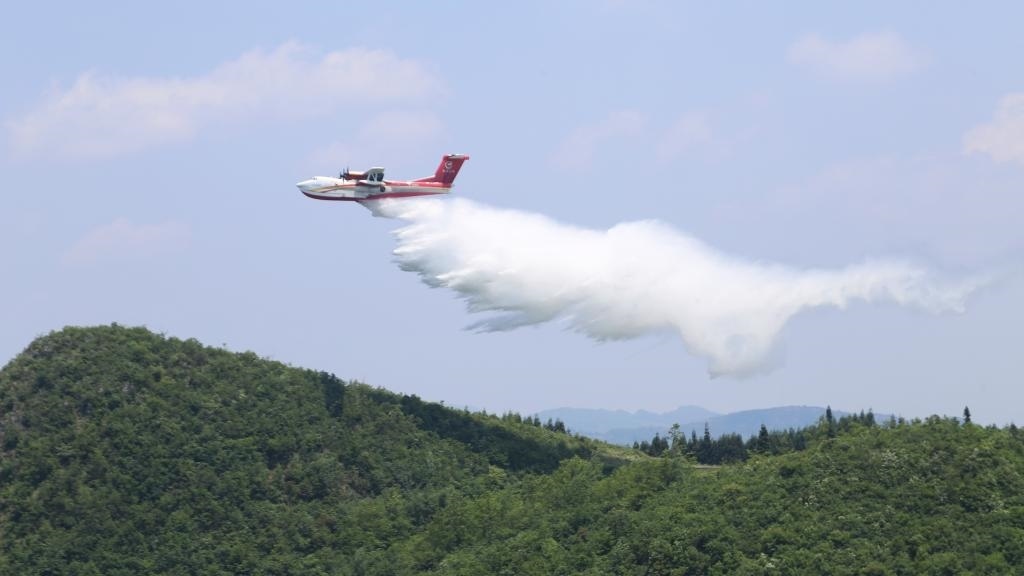 AG600飛機(jī)在四川西昌開展典型滅火場(chǎng)景驗(yàn)證試飛科目（2023年6月攝）。新華社發(fā)（中國(guó)航空工業(yè)集團(tuán)供圖）