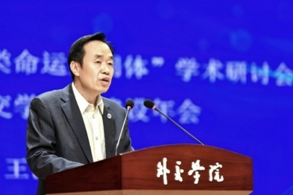 外交學院黨委書記王世廷大使致辭。主辦方供圖