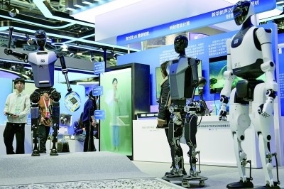3月27日，在中關(guān)村展示中心常設(shè)展上，人形機(jī)器人“天工”向參觀者招手示意。新華社記者 鞠煥宗攝