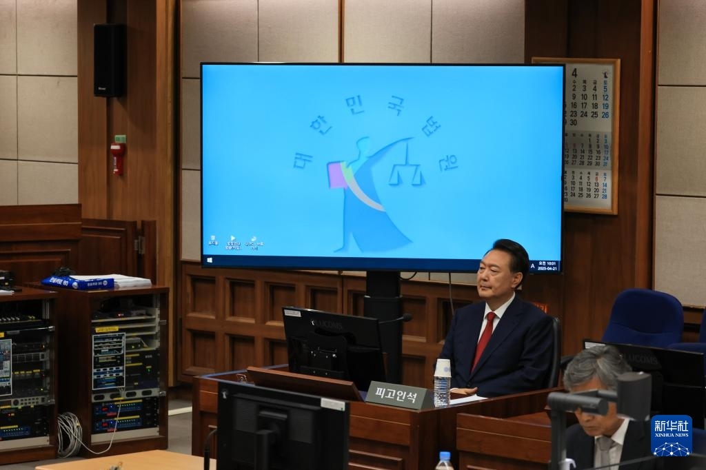 4月21日，尹錫悅在韓國首爾中央地方法院出席庭審。新華社/紐西斯通訊社