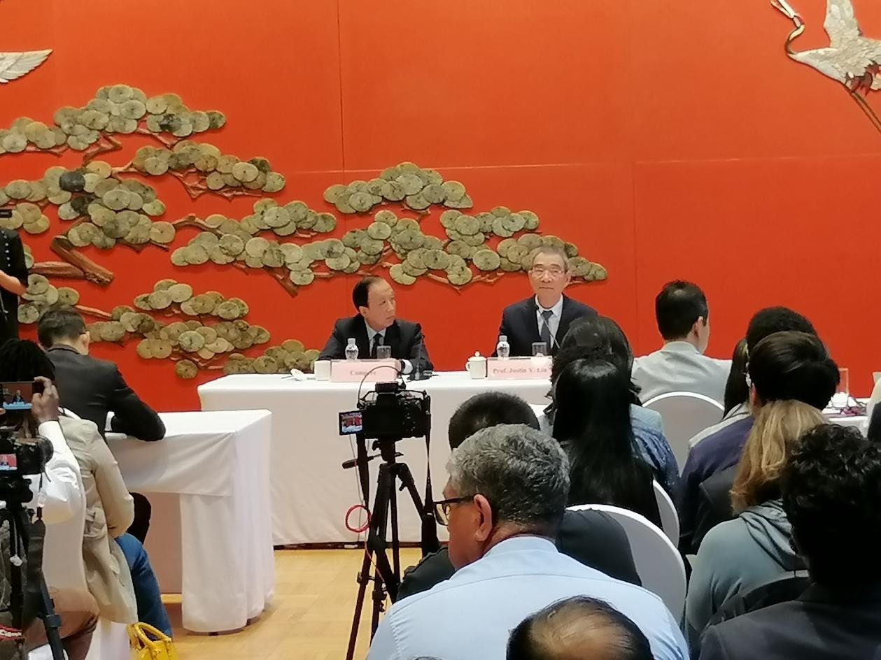 圖為21日舉行的“臨甲7號沙龍”，林毅夫（右一）在回答中外媒體記者的提問。 人民網(wǎng)記者 李瀟攝