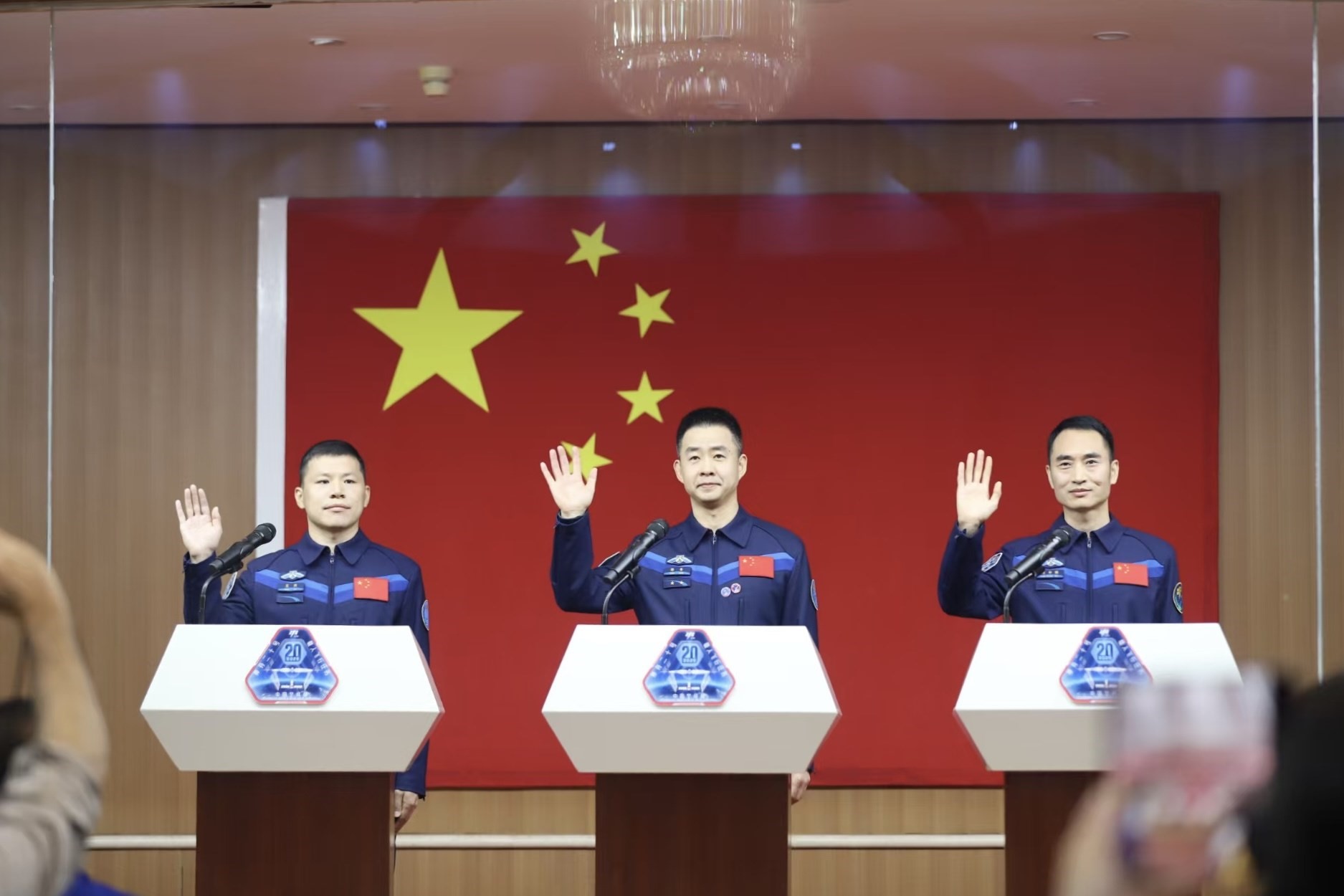 4月23日，神舟二十號(hào)航天員乘組在酒泉衛(wèi)星發(fā)射中心問(wèn)天閣與中外媒體記者集體見(jiàn)面。人民網(wǎng)記者 黃帆攝