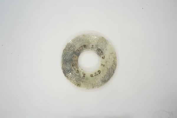 武王墩一號(hào)墓出土的鏤孔玉璧。全國(guó)十大考古新發(fā)現(xiàn)活動(dòng)辦公室供圖