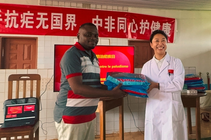 【3】贈送抗瘧物資。中國（山西）第24批援喀麥隆姆巴爾馬尤醫(yī)療隊(duì) 供圖