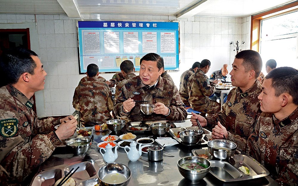 2014年1月26日，習(xí)近平主席專程來到內(nèi)蒙古軍區(qū)邊防某部，親切看望慰問戍邊官兵。這是在連隊食堂，習(xí)近平主席同戰(zhàn)士們一起用餐。