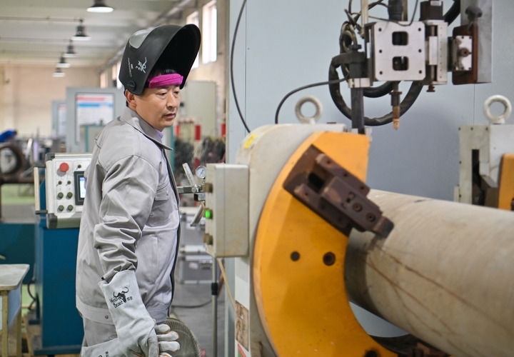 在中石化第四建設(shè)有限公司工匠學院，全國人大代表、中石化第四建設(shè)有限公司工匠學院焊接教練張振連操作自動焊機（2025年2月21日攝）。新華社記者 孫凡越 攝