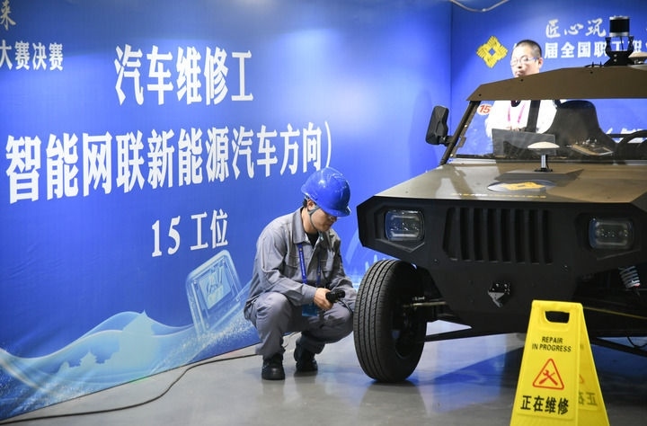 2024年9月11日，由全國總工會、人力資源和社會保障部等單位主辦的第八屆全國職工職業(yè)技能大賽決賽在陜西開幕。這是選手在位于西安國際會展中心的比賽場地參加汽車維修工（智能網(wǎng)聯(lián)新能源汽車方向）工種比賽。新華社記者 張博文 攝