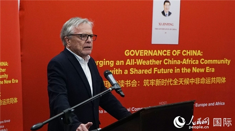 南非前駐日本、西班牙、馬達(dá)加斯加大使、浙江師范大學(xué)非洲研究院資深研究員赫特·赫羅布勒在讀書會上發(fā)言。人民網(wǎng) 劉暢攝