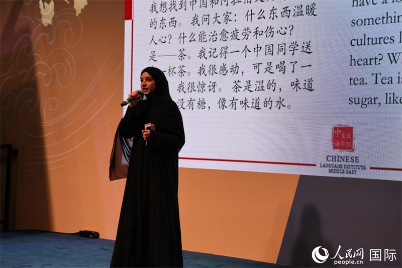 第四屆“阿聯(lián)酋眼中的中國”中文比賽上，一位阿聯(lián)酋漢語學習者與觀眾分享對中國茶文化的思考。人民網(wǎng)記者 張志文攝