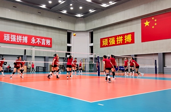 4月28日，中國(guó)女排在主教練趙勇的帶領(lǐng)下進(jìn)行訓(xùn)練。人民網(wǎng)記者 胡雪蓉?cái)z