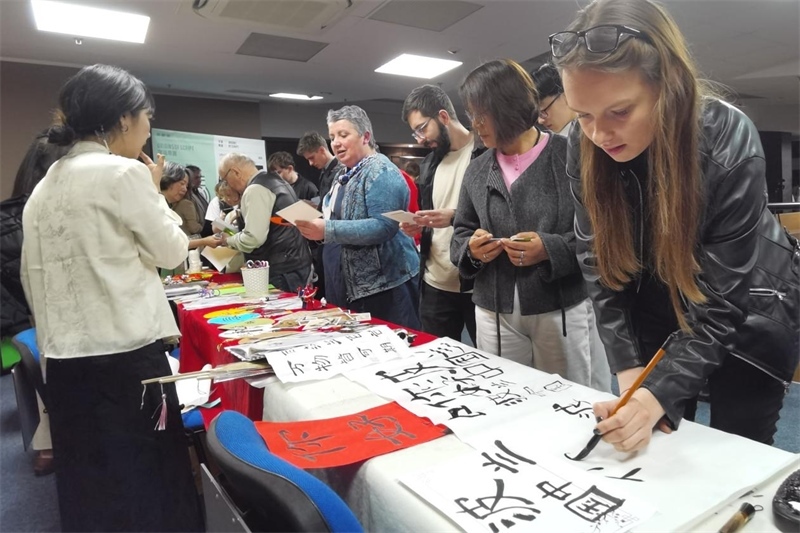 現(xiàn)場(chǎng)來(lái)賓體驗(yàn)中國(guó)傳統(tǒng)文化。中國(guó)駐波蘭大使館供圖。