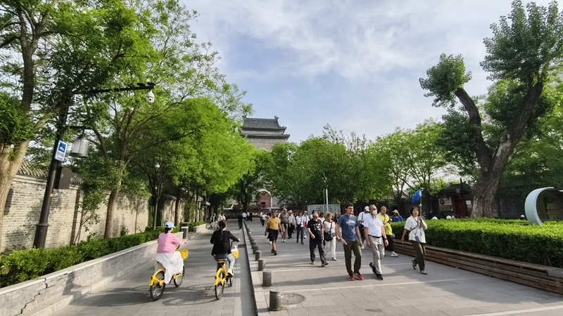 外國游客游覽北京鼓樓。人民網記者 李楠樺攝