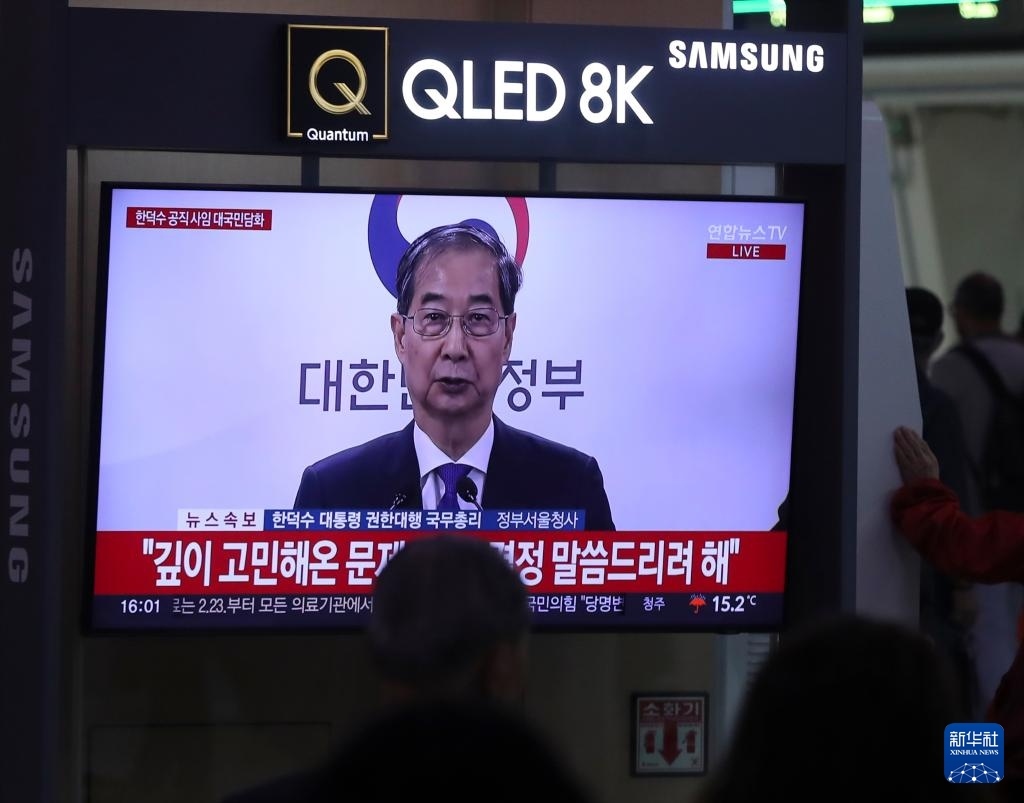 5月1日，在韓國首爾火車站，民眾觀看韓德洙辭職的新聞。新華社記者 姚琪琳 攝