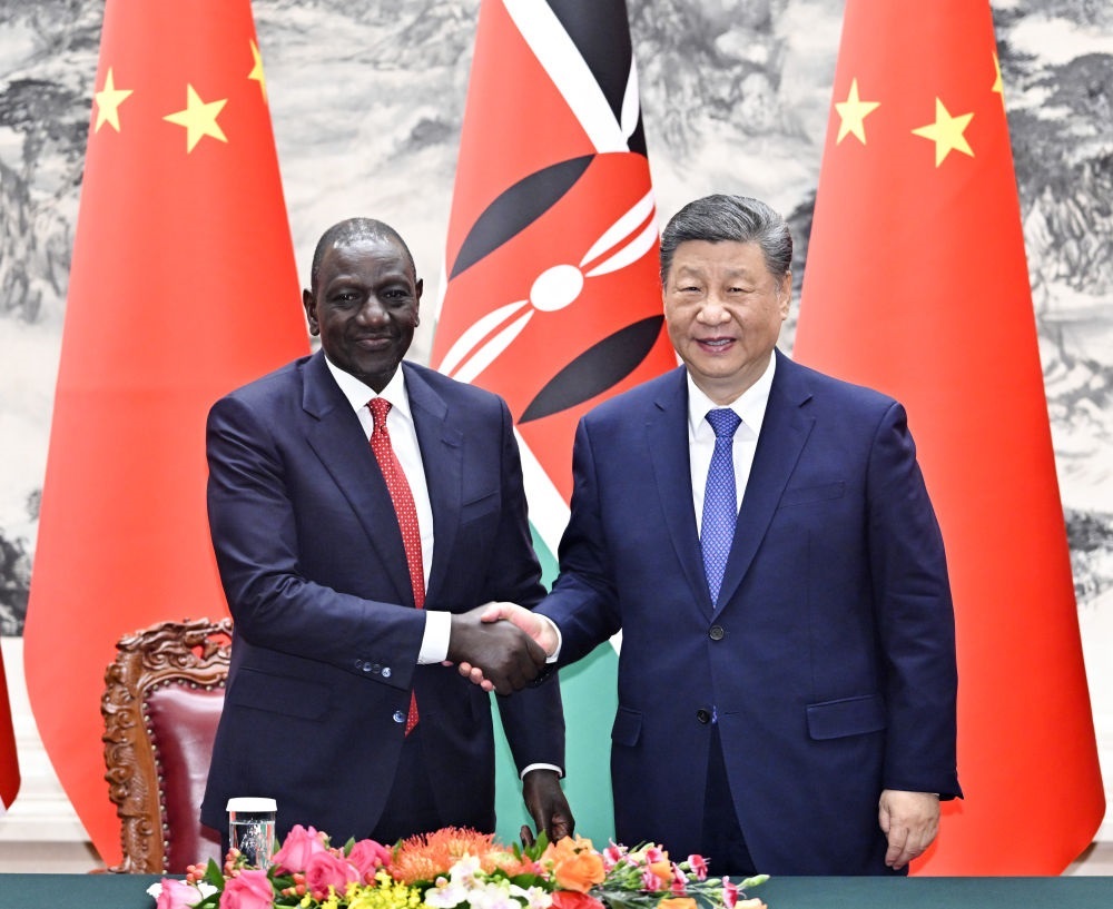 4月24日上午，國家主席習近平在北京人民大會堂同來華進行國事訪問的肯尼亞總統(tǒng)魯托舉行會談。這是習近平同魯托握手。新華社記者 岳月偉 攝