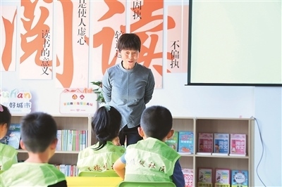 田桂月帶領(lǐng)孩子共讀繪本《點(diǎn)》。李澤罡攝