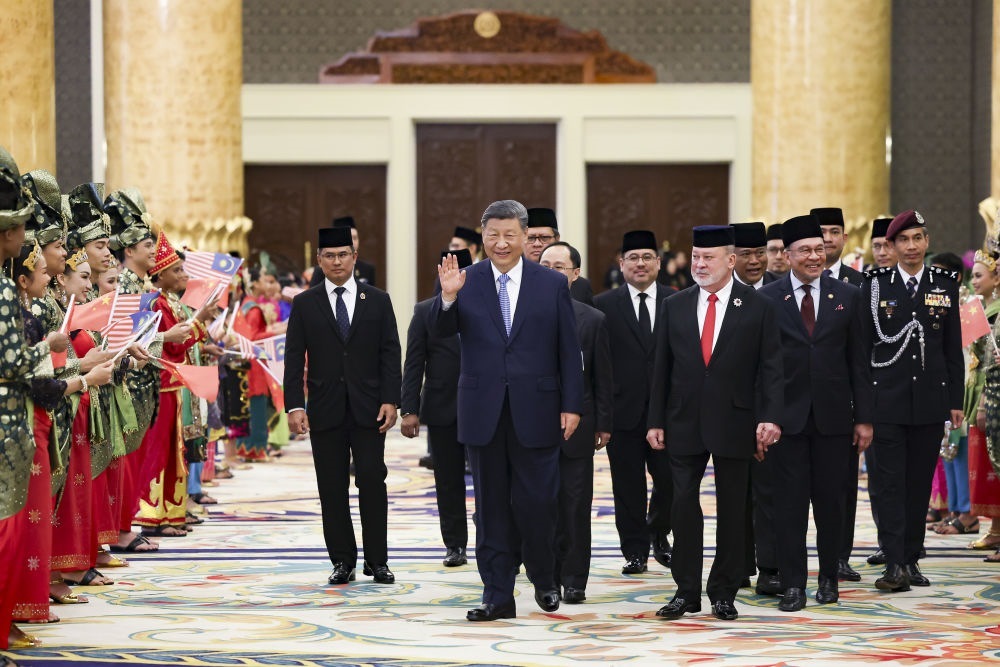 4月16日上午，馬來西亞最高元首易卜拉欣在馬來西亞國家王宮同中國國家主席習近平舉行會見。會見后，習近平出席易卜拉欣舉行的歡迎宴會。這是習近平向歡迎人群揮手致意。新華社記者 黃敬文 攝