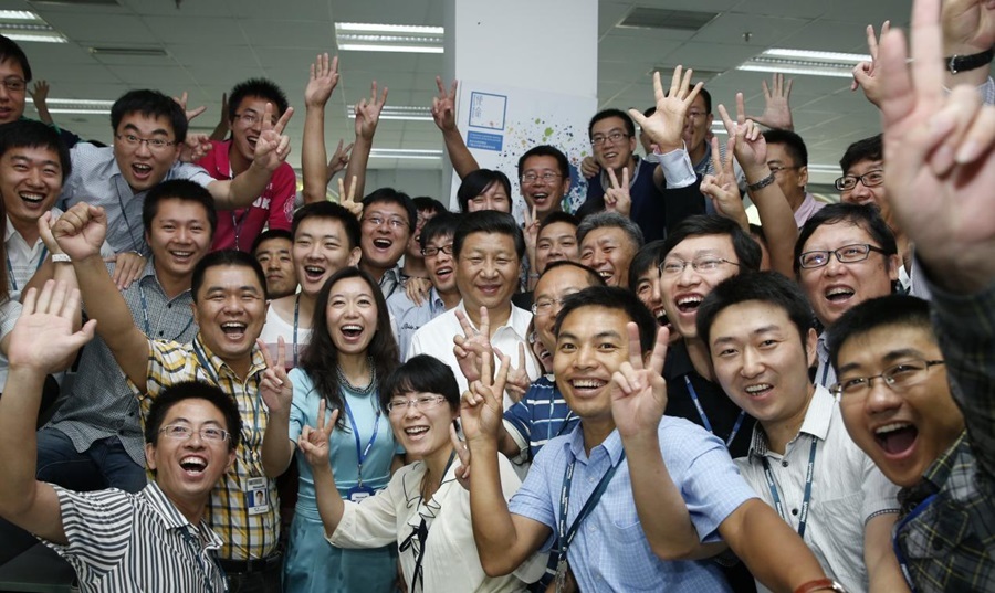 2013年8月29日，習(xí)近平總書(shū)記在東軟集團(tuán)（大連）有限公司同年輕員工親切合影。新華社記者 鞠鵬 攝