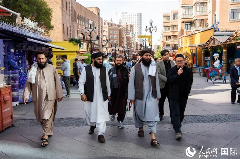 代表團在新疆國際大巴扎參觀。人民網(wǎng)記者 章凱風(fēng)攝