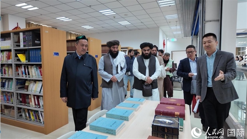 代表團在新疆伊斯蘭教經(jīng)學(xué)院圖書館參觀。人民網(wǎng)記者 章凱風(fēng)攝