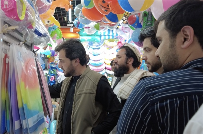 代表團在義烏國際商貿(mào)城參觀。CGTN記者 楊剛攝