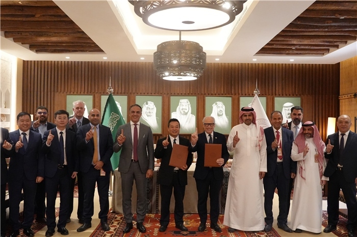 簽約合影。中國鐵建供圖