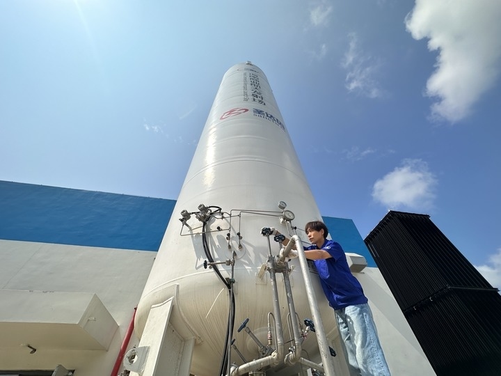 陳恩偉在海南商業(yè)航天發(fā)射場技術(shù)區(qū)罐區(qū)進(jìn)行液氮轉(zhuǎn)注前準(zhǔn)備。新華社記者 陳凱姿 攝