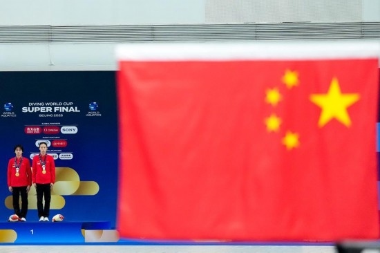 5月2日，獲得2025年跳水世界杯總決賽女子雙人10米臺冠軍的中國組合陳芋汐（右）/全紅嬋在頒獎儀式上。新華社記者 鞠煥宗 攝