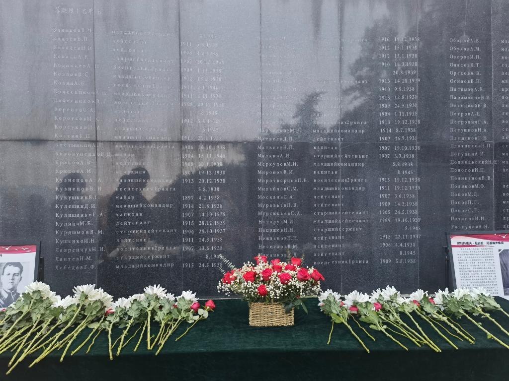 在南京抗日航空烈士紀(jì)念館鐫刻有蘇聯(lián)籍抗日航空英烈名錄的紀(jì)念碑前，擺放著人們獻(xiàn)上的鮮花（2024年11月22日攝）。新華社記者 邱冰清 攝