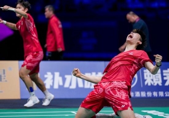 5月3日，中國隊組合馮彥哲（右）/黃東萍在半決賽混雙比賽后慶祝。新華社記者 孫非 攝