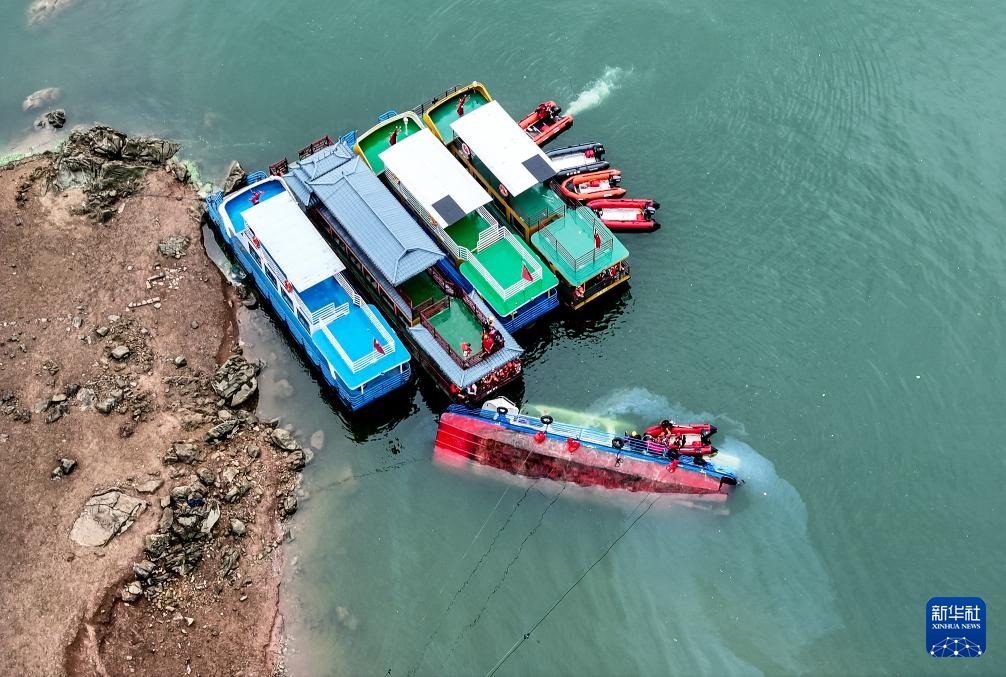 5月5日，救援人員在對傾覆船只進行搜救（無人機照片）。新華社記者 劉續(xù) 攝