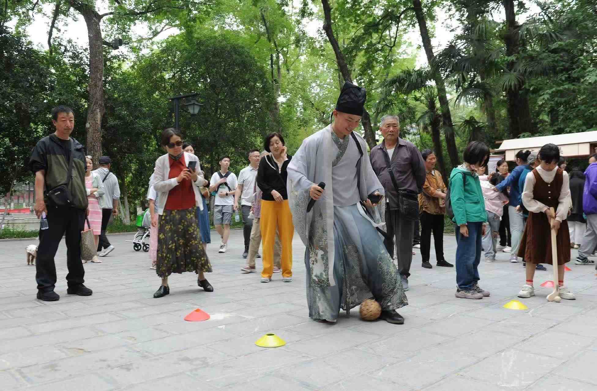 2025年5月3日，安徽省合肥市包公園景區(qū)，游客正在參與“蹴鞠”體育活動。（圖片來源：視覺中國）