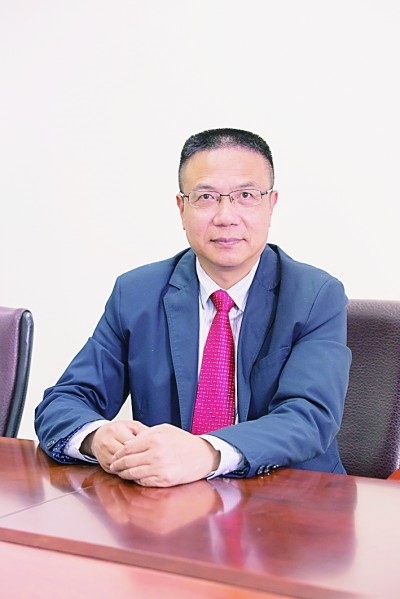 徐飛 教授、博士生導(dǎo)師。歷任上海交通大學(xué)副校長、西南交通大學(xué)校長、上海財(cái)經(jīng)大學(xué)常務(wù)副校長，現(xiàn)任福耀科技大學(xué)常務(wù)副校長。國務(wù)院政府特殊津貼專家。先后兼任中國鐵道學(xué)會(huì)副理事長，中國管理學(xué)會(huì)組織與戰(zhàn)略專業(yè)委員會(huì)副主任，教育部高等學(xué)校創(chuàng)新創(chuàng)業(yè)教育指導(dǎo)委員會(huì)副主任，中國高等教育學(xué)會(huì)創(chuàng)新創(chuàng)業(yè)教育分會(huì)理事長，中國高質(zhì)量MBA教育認(rèn)證（CAMEA）工作委員會(huì)副主任，中國職業(yè)技術(shù)教育學(xué)會(huì)副會(huì)長等。主要研究領(lǐng)域?yàn)閼?zhàn)略管理、競爭戰(zhàn)略與博弈論、創(chuàng)新創(chuàng)業(yè)、跨文化戰(zhàn)略領(lǐng)導(dǎo)力等。出版著作20余部。