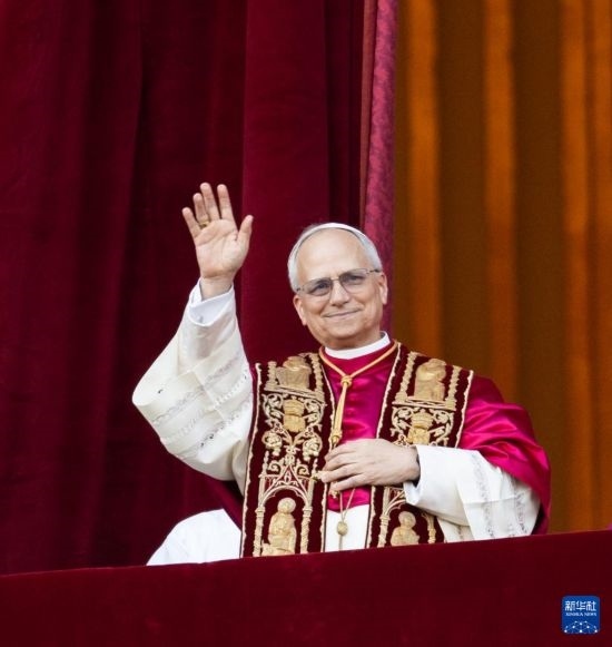 5月8日，在梵蒂岡城，來自美國的樞機主教羅伯特·普雷沃斯特當(dāng)選新一任天主教羅馬教皇后向民眾致意。新華社記者 李京 攝