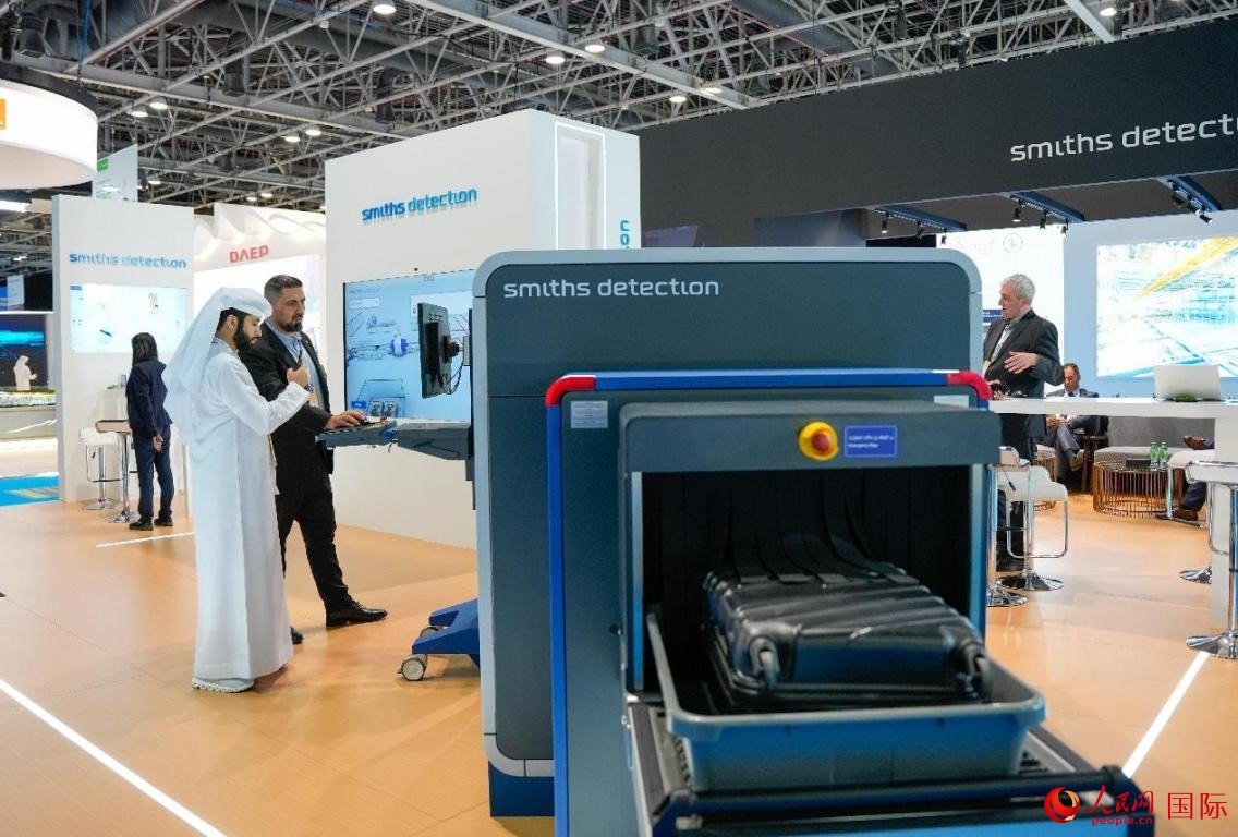 參展商體驗安檢設(shè)施。人民網(wǎng)塔里克·易卜拉欣攝